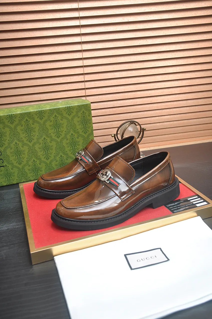 Men's shoes💰540💶Italy's top luxury men's shoe giant (GUCCI) (Gucci) (full cowhide lining) new arrival🍃Original European style🔰 Pleasant to the eye😍In order to make the shoes more durable and non-deformable🌀The production continues to follow traditional methods but there is still no lack of innovation💪Choose original sheepskin for the leather♻️ Smooth and natural And extra bright ⭐Made of imported cowhide, the first choice of rich people 38-45 (45 customized)